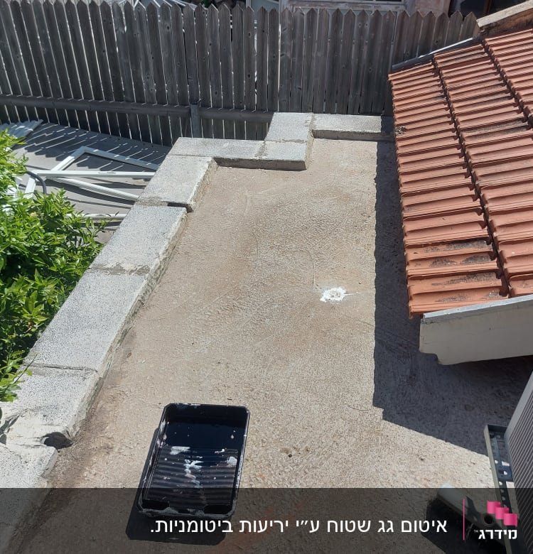 מגש צבע על גג עם תיקון איטום